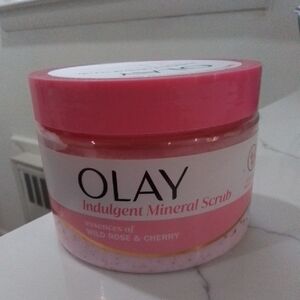 OLAY Mineral Scrub with Wild Rose & Cherry